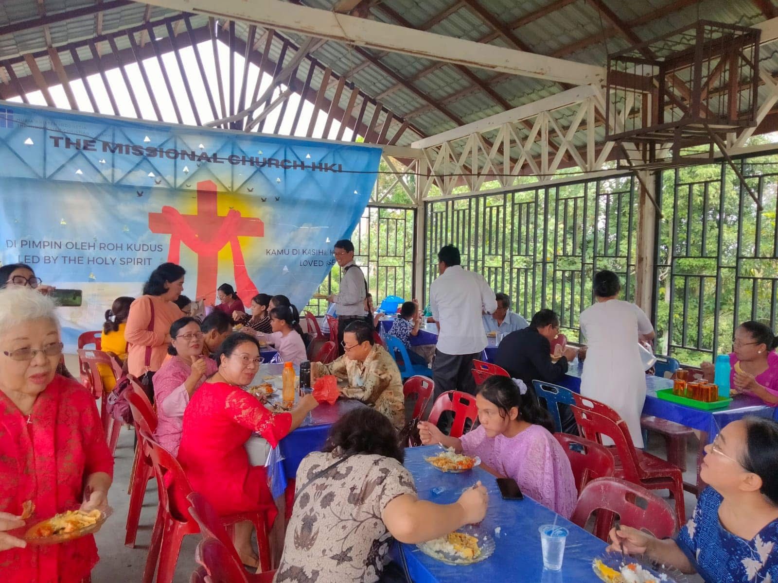 PERSEKUTUAN MEJA MAKAN; MAKAN SIANG BERSAMA SETELAH IBADAH MINGGU